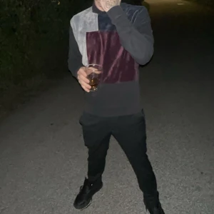 La vichy tröja  - Säljer en la Vichy tröja snygg och bekväm tröja i unika färgblock (vinröd, grå och lila). Perfekt för både vardag och utekvällar. Mjuk insida och bra passform. Använd ett fåtal gånger – i mycket fint skick! Själv är jag 1,78 och väger 70kg sen sitter jätte fint. 🧥 Storlek: M (passar även S beroende på önskad fit) 🎨 Färg: Svart / vinröd / grå 📦 Skick: Mycket bra, inga fläckar eller skador 💰 Pris: 700 kr (eller bud) 📍 Plats: [trelleborg/malmö]  Skicka PM vid intresse! 