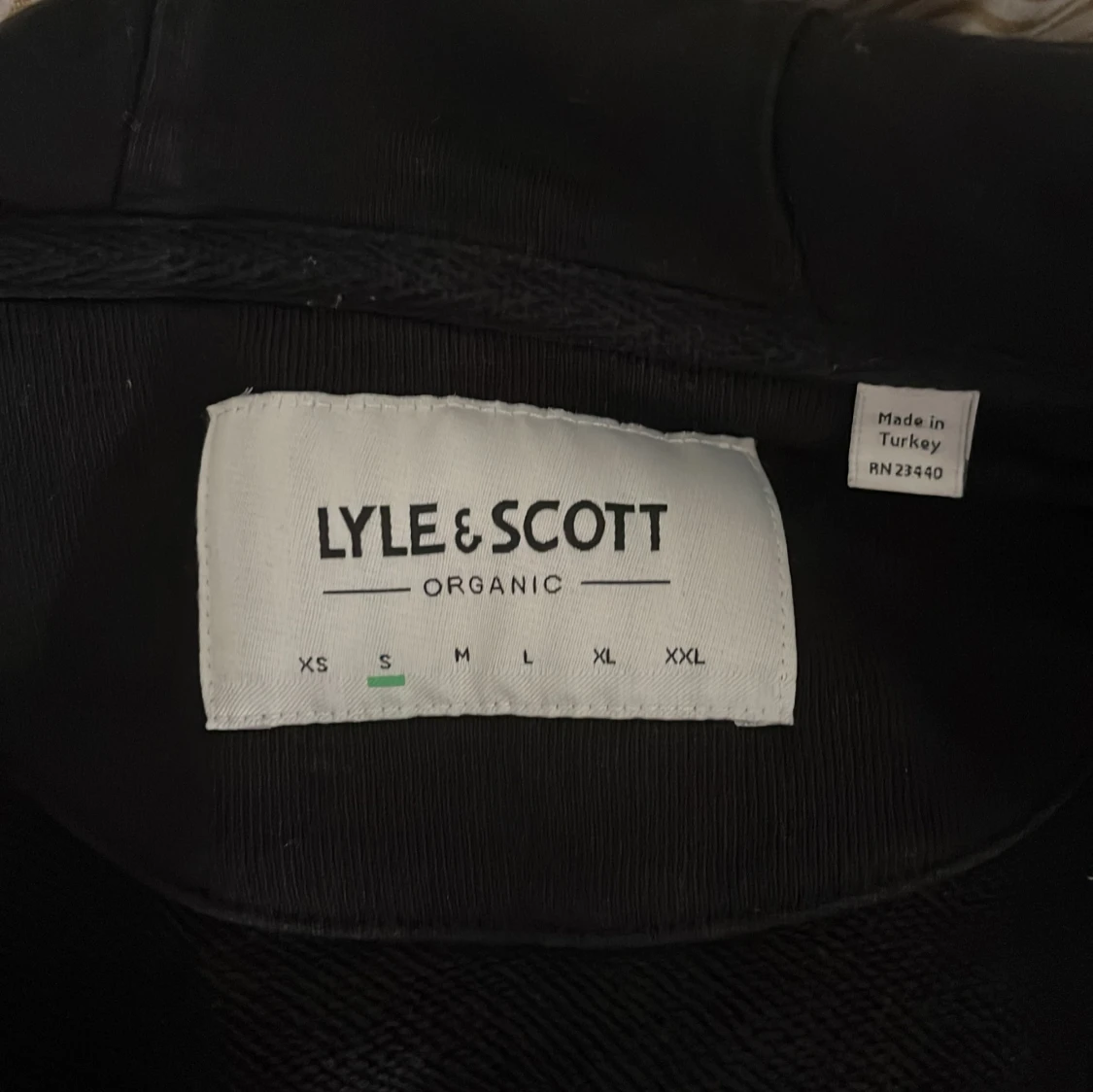 Svart hoodie från Lyle & Scott S - 1