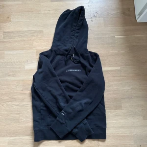 J.lindeberg hoodie - Säljer min feta Lindeberg hoodie till sjukt bra pris - först till kvarn. Den är i riktigt bra skick och hör av dig vid fråga eller fundering!