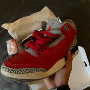 Nike Air Jordan 3 Retro SE// Red Cement - Nike Air Jordan 3 Retro SE Fire Red 🔥🟥Som är sparsamt använda men är i ett mycket gott skick!// Skorna kommer med sina original snören i svart,röd och vitt samt Orginal boxen. Skriv gärna ifall du vill ha fler bilder eller funderingar| Pris kan diskuteras vid snabb affär✅