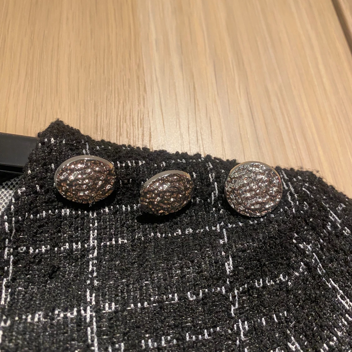 Svart rutig blus med silvriga knappar - 3