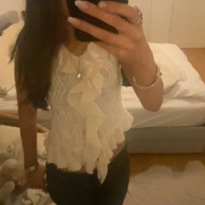 Vit volangblus med v-ringning - Supersöt vit blus med v-ringning och stora volangdetaljer framtill. Storlek 158/164 men passar mig som är xs jättebra!💕