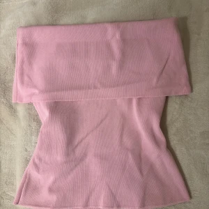 Rosa topp från Zara - Supersöt ljusrosa topp från Zara i storlek S. Toppen har en mjuk, stretchig passform och är designad med en bred linning som ger en snygg siluett. 