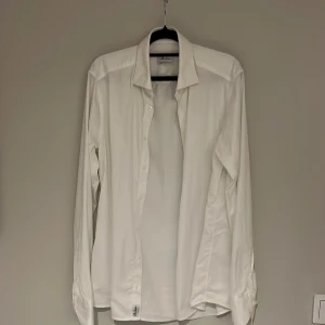 Vit superslim skjorta från Stenströms - Vit skjorta från Stenströms i superslim passform, tillverkad av exklusiv twofold super cotton. Klassisk krage, långärmad och med knappar framtill. Perfekt för dig som gillar stilrena och tajta skjortor med lyxig känsla.