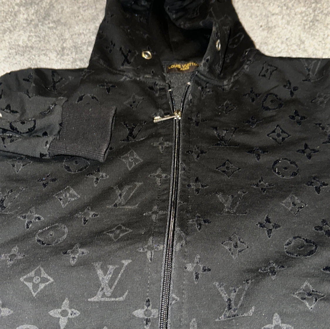 Svart Louis Vuitton hoodie med monogram - 2