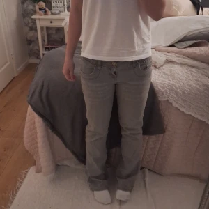 Ltb jeans! - Jag säljer ett par gråa Ltb jeans i modellen valerie och storlek W27 L30. Väldigt bra skick dock har gylfen gått sönder, men går enkelt att lösa med en säkerhetsnål! Skriv om ni har några frågor!❤️❤️