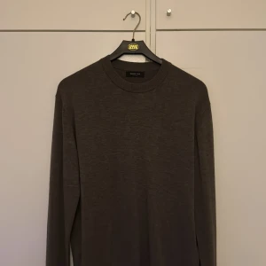 Tröja Massimo Dutti - En stilren brun långärmad tröja från Massimo Dutti. Använd endast en gång. 