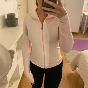 Ljusrosa zip-tröja - Superfin ljusrosa zip-up tröja från NELLY i storleken XXS, men passar XS-S också. Köpt på Vinted men använd några gånger av mig💞