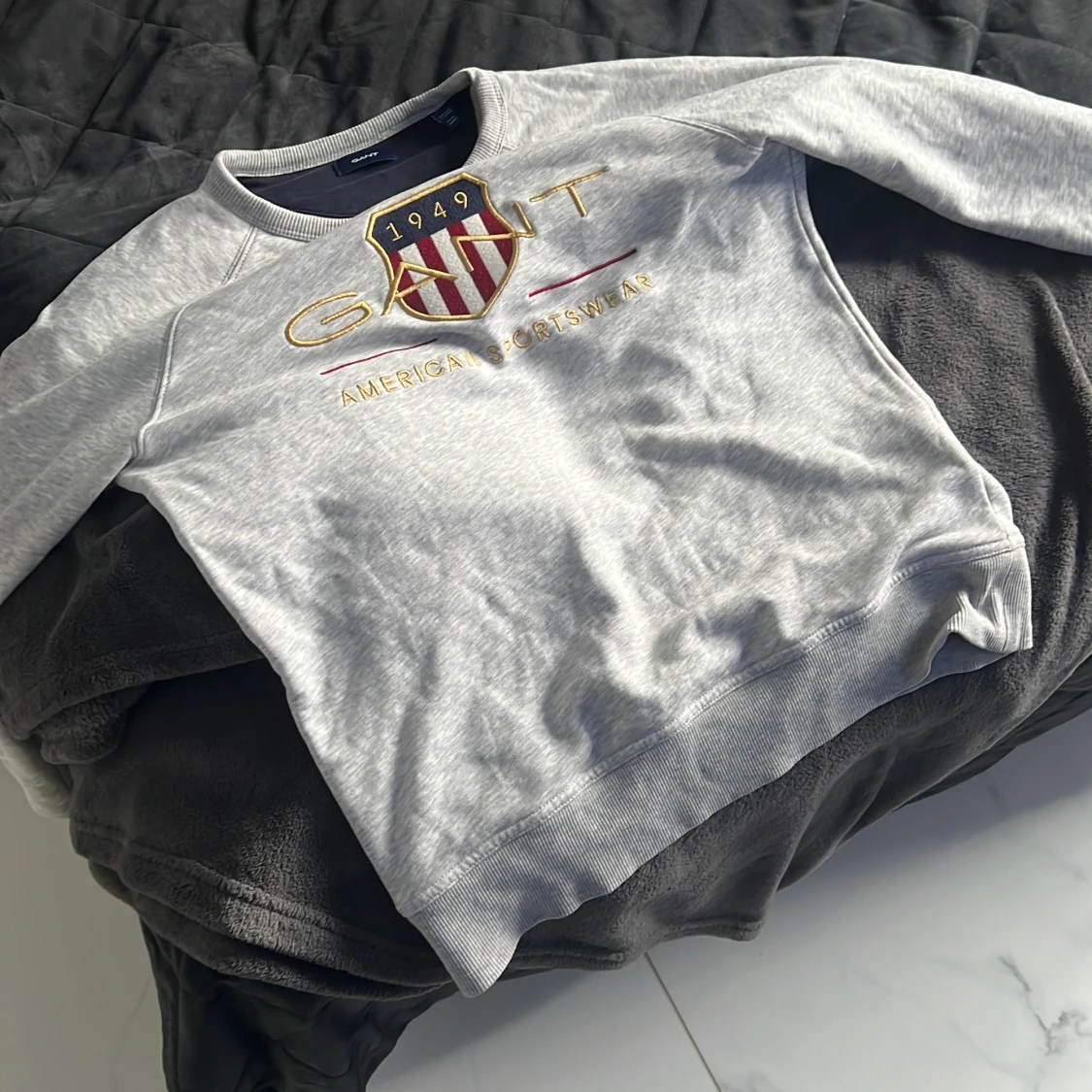 Grå sweatshirt från GANT med brodyr