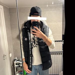 Svart dunväst från Moncler - Säljer en svart dunväst från Moncler, kvitto finns inte pga köpte den begangnad! Storlek xl men sitter som en M, jag är 176cm lång/small och passar bra ändå! Skriv vid frågor.