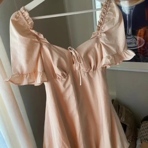 Rosa klänning NAKD - Ljusrosa ”balongklänning” från NAKD. Den har endast blivit använd ett fåtal gånger