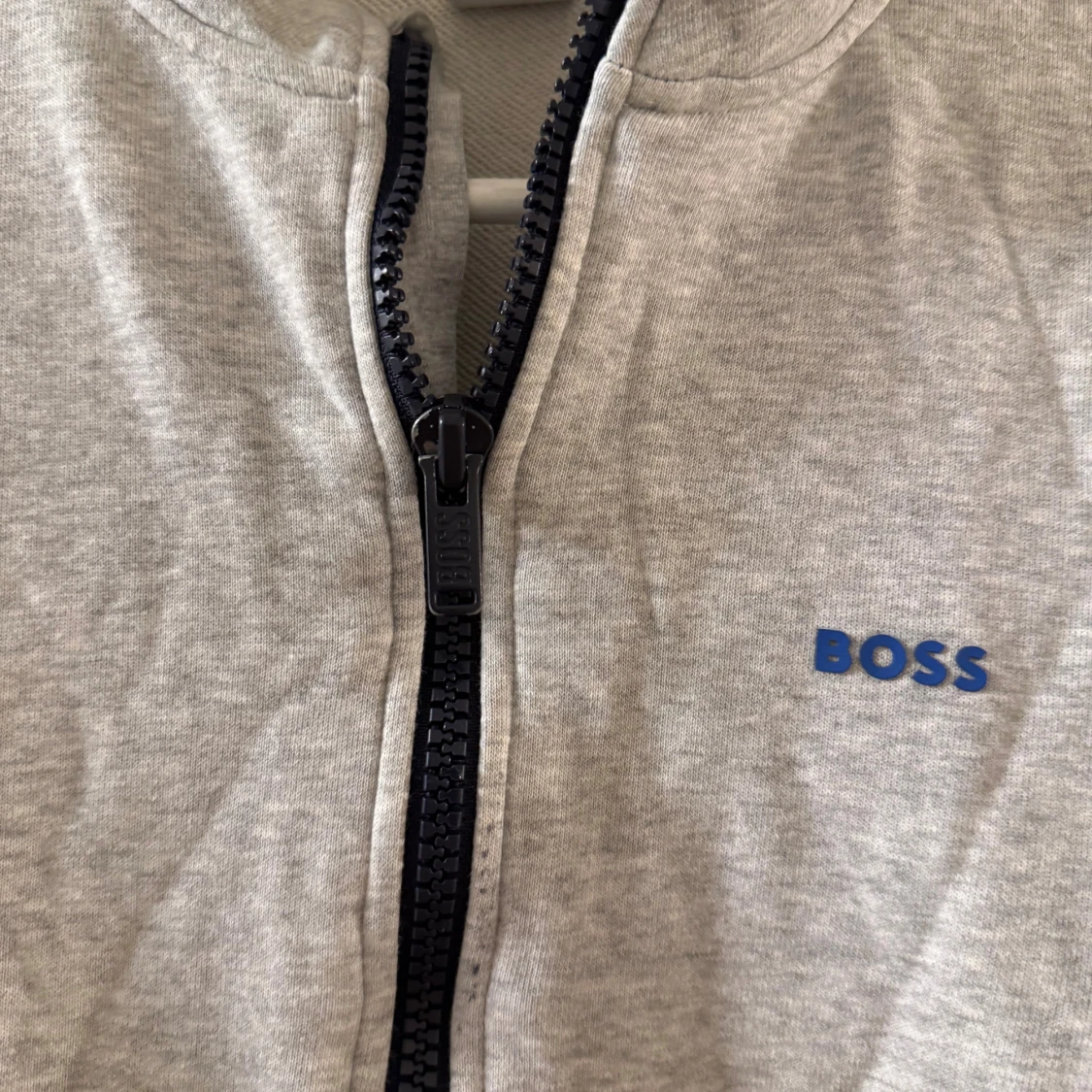 Grå ziptröja från BOSS med blå detaljer - 3