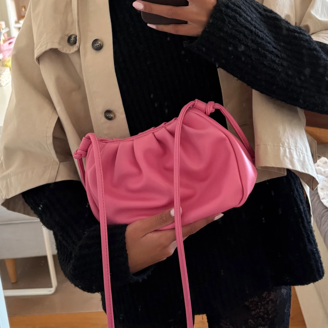 Rosa axelväska med justerbara knyt från Gina Tricot