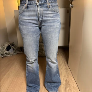 Levis jeans  - Säljer min morfars gamla vintage jeans från Levis i bootcut modell. På bilden är det en tjej som har på sig dom🙌🏽😍 Storlek 30/32.