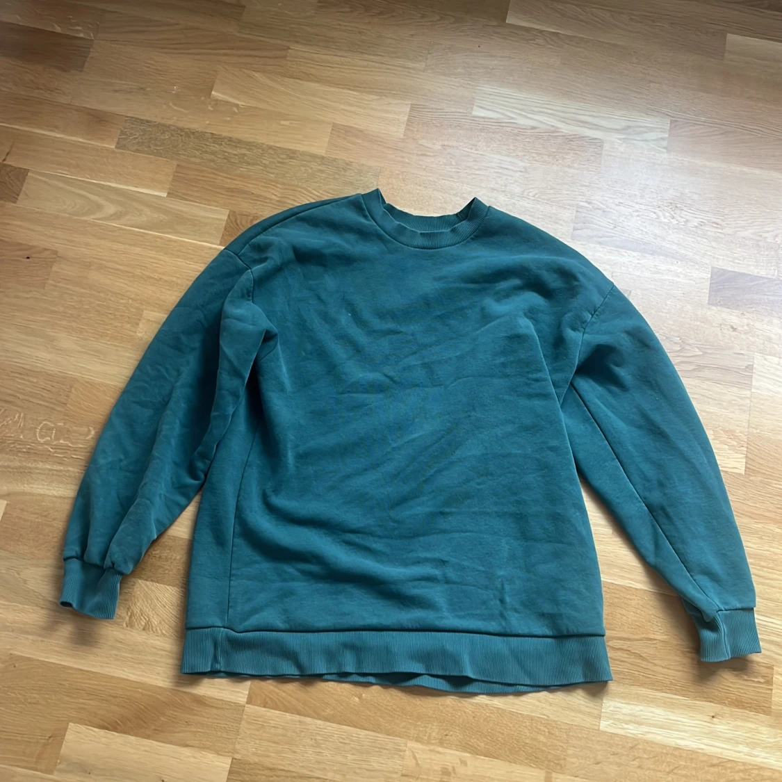Grön sweatshirt från Basically Basics gina tricot