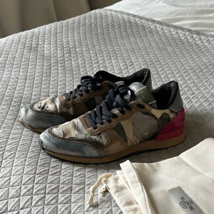 Valentino rockrunner skor - Tjena säljer nu dessa valentino rockrunner till ett bra pris. Storlek 40. Box eller dustbag medföljer ej. Priset är inte ristet i sten. dm om mer bilder eller frågor 🙌🏻😺