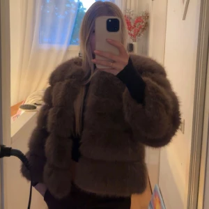 Brun fluffig pälsjacka - Jättefin fuskpälsjacka som ser ut som äkta päls. Aldrig använd! Perfekt nu till hösten, i en fin brun färg.🍁🍂🥰