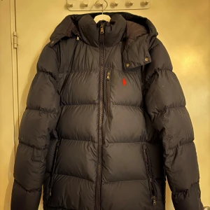 Polo Ralph Lauren Jacka - Säljer min Ralph Lauren vinterjacka. Inga stora defekter eller hål endast det på högarm på bilden annars helt komplett och väldigt snygg. Kvitto finns. Vid frågor och funderingar hör av dig!