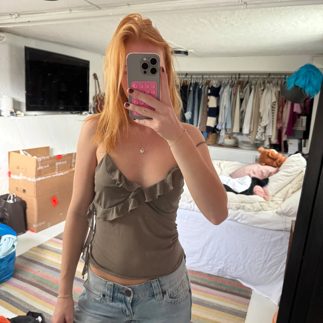 Khakigrön omlottopp med volang