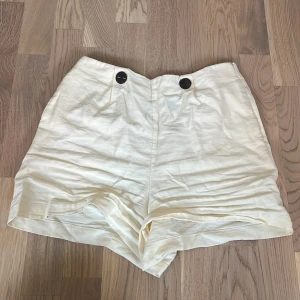 Söta beiga shorts - Från mango i bra skick.