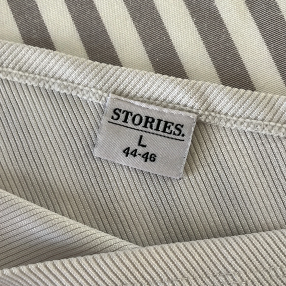 Vit oneshoulder topp från Stories L - 1