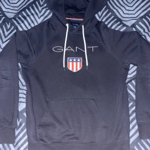 Gant hoodie  - Säljer min Gant hoodie för den inte passar min stil. Den är nästan ny, har tagit på mig den några gånger bara, skick 9/10. Pris kan diskutera via intresse. 
