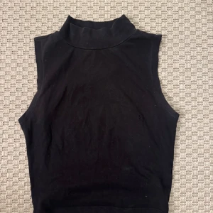 Magtröja med krage  - Magtröja med krage, ett pite litet hål som knappt syns 