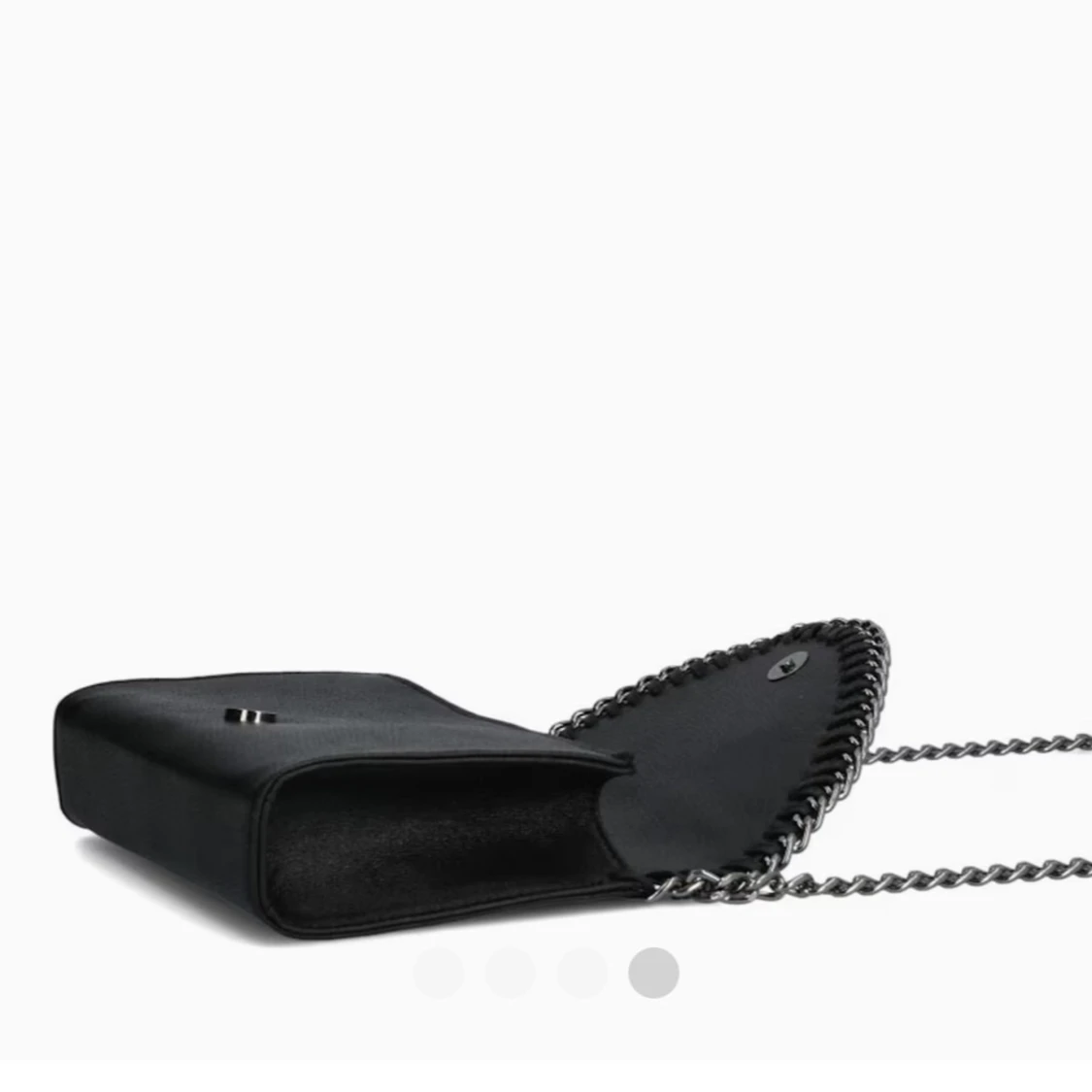 Svart kuvertväska med kedja - 1