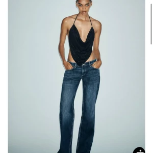 Slutsålda Populära Zara jeans - Jag säljer mina otroligt snygga och eftertraktade zara jeans som är slut i storlek! De är väldigt lågmidjade och har en perfekt ”loose fit”De är i storlek 34 och är helt oanvända (har prislapp kvar). Säljer eftersom de var något stora för mig. Eftersom att många vill ha de så kommer ja sälja till den som vill ge mest🥰 Har ni frågor eller något så bara skriv, skickar gärna fler bilder på jeansen💕