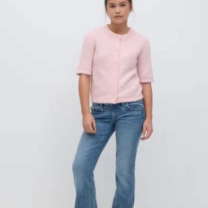Blå bootcut jeans med låg midja - Snygga blå jeans med bootcut och låg midja. Jeansen har klassiska fickor fram och bak samt ljus tvätt. Perfekta för en avslappnad och trendig look. använda ett par gånger men inga fläckar eller nåt.