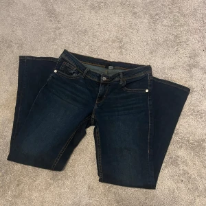 Mörkblåa jeans - Säljer dessa jättefina mörkblåa jeans ifrån h&m i stolke 44. Säljer pågrund av att dom aldrig kommer till användning och har blivit för stora. Dom är aldrig använd så dom är i jättebra skick. Prisk kan diskuteras❤️