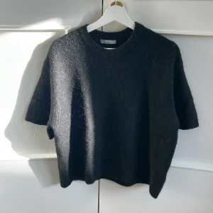 Svart stickad tröja från Gina Tricot - Mysig svart stickad tröja från Gina Tricot i storlek M.