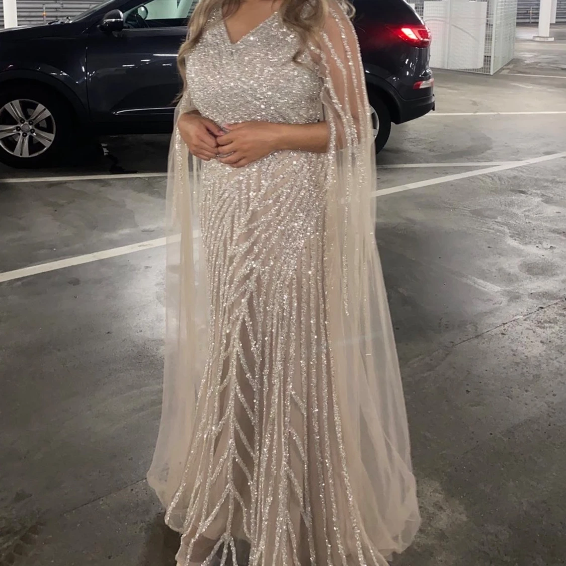 Champagnefärgad glittrig långklänning