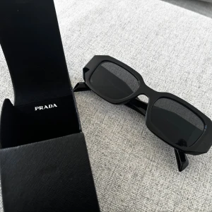 Solglasögon - INTE äkta. 