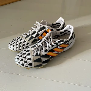 Adidas Predator fotbollsskor svart/vit - Säljer ett par Adidas Predator fotbollsskor. Elite modellen! Vilkdogt bra skick, nästan helt nya! 