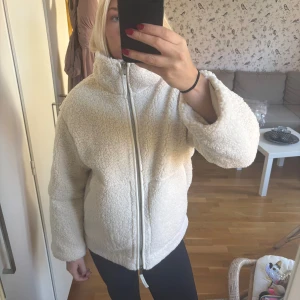 Beige teddyjacka från h&m - Beige teddyjacka från h&m som aldrig är använd, lappen är kvar☺️ 