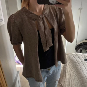 kofta - Kofta med knyt. Storlek 38 men passar mig som är xs/s💞