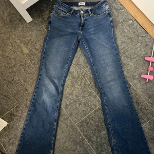  bootcut jeans low waist ONLY - Storlek: S/34. Snygga blå lågmidjade bootcut-jeans från ONLY. Jeansen är tillverkade i mjukt denimtyg med lite stretch. Säljer för att de är för långa och tycker inte att de passar mig så bra💕Använda endast ett par enstaka gånger men med tanke på att det är för långa så är de lite slitna längst nere men inget som man lägger märke till💕Hör av dig om du har frågor eller funderingar💓