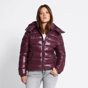 Lager 157 jacka nikki  - Säljer en glansig vinröd pufferjacka med dragkedja och hög krage. Jackan har två fickor med dragkedja och elastiska muddar vid ärmsluten. Perfekt för kalla dagar och ger en cool vibe till din outfit. jackan är helt nyköpt prislappen sitter kvar testad 1 gång inte riktigt kommit till användning :) 