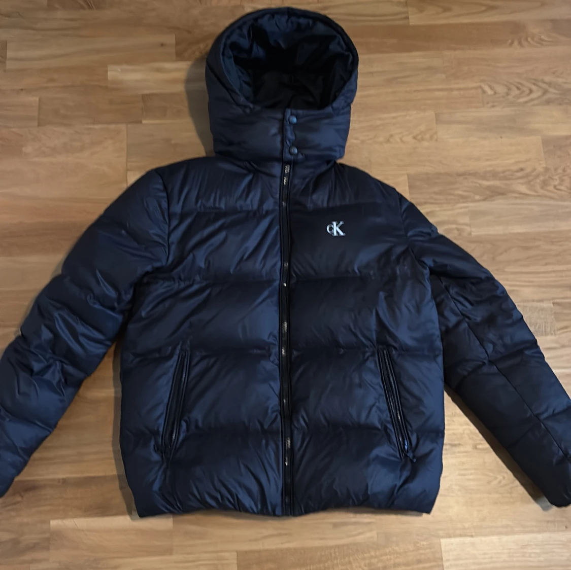 Svart pufferjacka från Calvin Klein Jeans, Storlek S