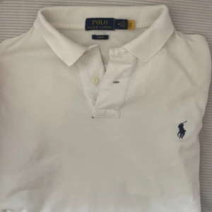 Vit slim fit piké från Polo Ralph Lauren - Säljer en sjukt fet piké från Ralph lauren, tröjan kostar cirka 1299 ny och mitt pris ligger på 599 men kan såklart diskuteras 😁. 