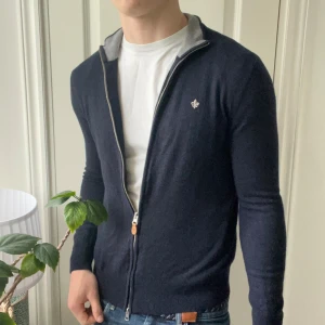 Morris full zip Merino wool - Morris full zip Merino wool 100%. Inga större defekter förutom ett litet håll som ni ser. Tröjan är en M men rekommenderar för S. Merino wool så sjukt nice och har en najs slim fit. Dubbel dragkedjad och grå krage på insidan. Modellen är 180,75 kg! 