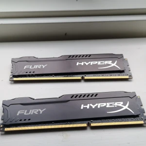 HyperX Fury DDR3 16GB (2x8GB) HX318C10FBK2/16 - Säljer ett kit med 2x8GB HyperX Fury DDR3 RAM-minnen, modell HX318C10FBK2/16. Minnet är i fint skick utan synligt slitage. Perfekt för att uppgradera din stationära dator för bättre prestanda. Testade och fullt fungerande.