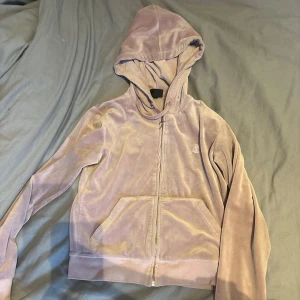 Gammelrosa juicy sätt - Säljer mitt juicy couture sätt då det inte kommer till användning längre. Det är i den gammelrosa färgen och är fint i storsätt förutom att de blivit lite missfärgat då det är för långt på mig. Se bild 3. Byxorna är i storlek xs och tröjan i s. 