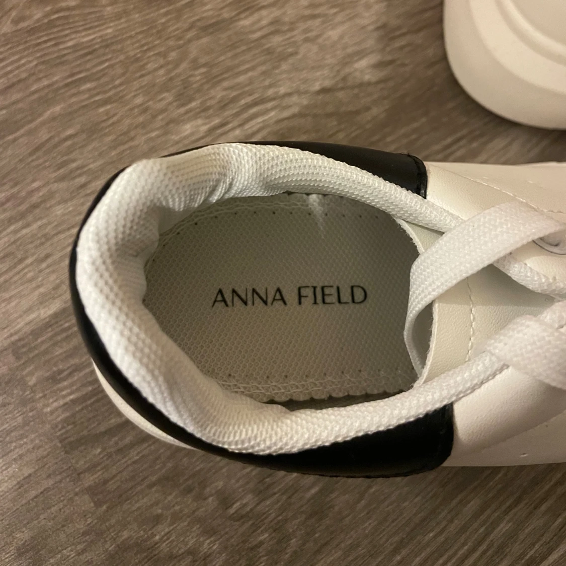 Vita chunky sneakers med svart detalj - 4