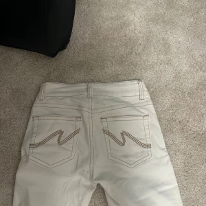 Vita Nelly jeans - Säljes då de är för korta. Jag är 1,70. Någon fläck på fickan bak men syns inte så mycket, kanske går att tvätta bort. Kan förekomma någon mer! Men isåfall syns den inte mycket. Pris kan diskuteras så länge de inte är skambud!