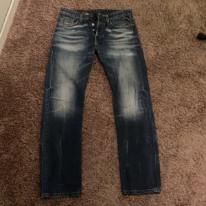 Replay jeans med slitningar stl 32 - Blåa replay jeans med slitningar slitna detaljer i stl 32 passar 180-190 skulle jag säga. Fråga på och ge gärna prisförslag