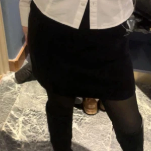 Svart kortkjol  - Svart kortkjol från Vero Moda i storlek XS