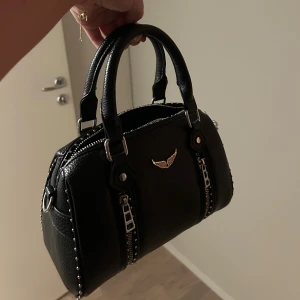 Svart skinn Zadig väska  - Jätte fin Zadig väska i svart skinn, har inget kvitto då ja köpte den begagnat så därför de låga priset💞den har inga defekter så är i super fint skick! skriv över funderingar 