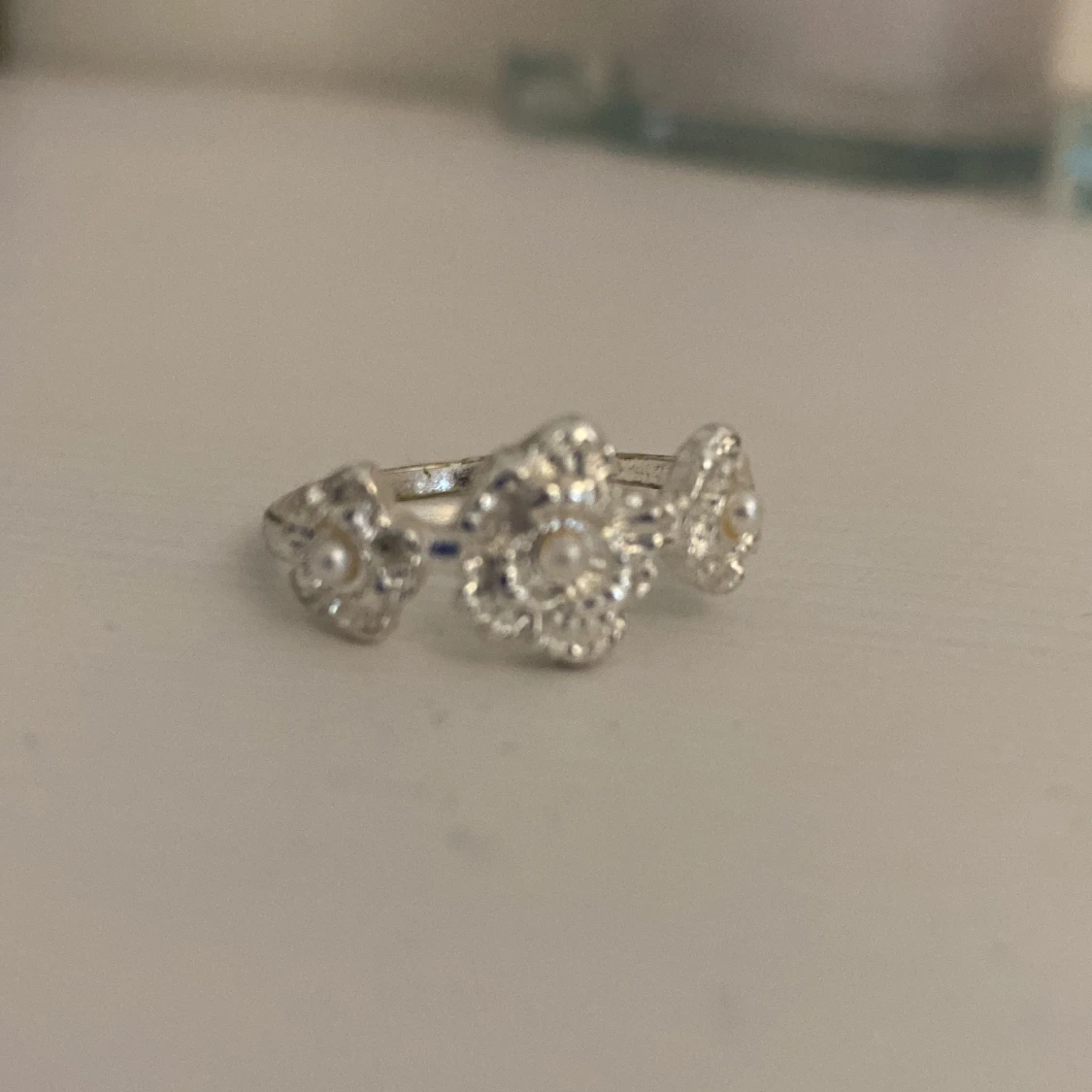 Smyckeset med silverringar och pärlarmband